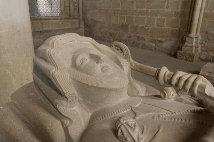Cara lateral izquierda de la tumba de Urraca en el monasterio de Cañas
